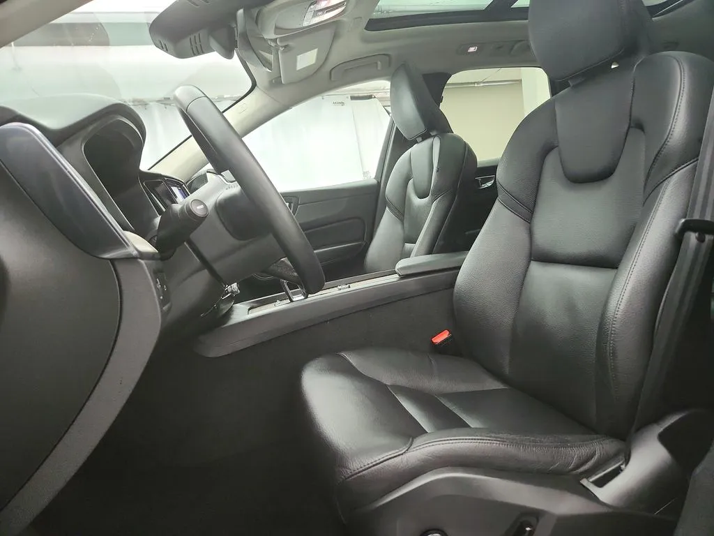 2022 Volvo XC60 Momentum - Photo 12