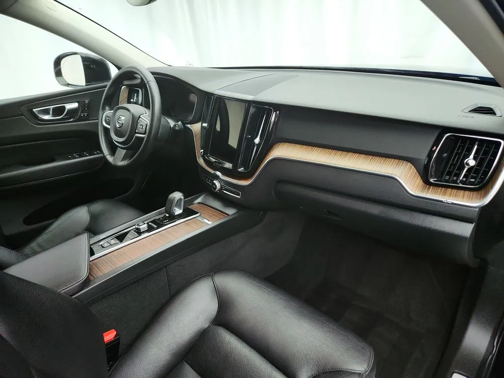 2022 Volvo XC60 Momentum - Photo 31