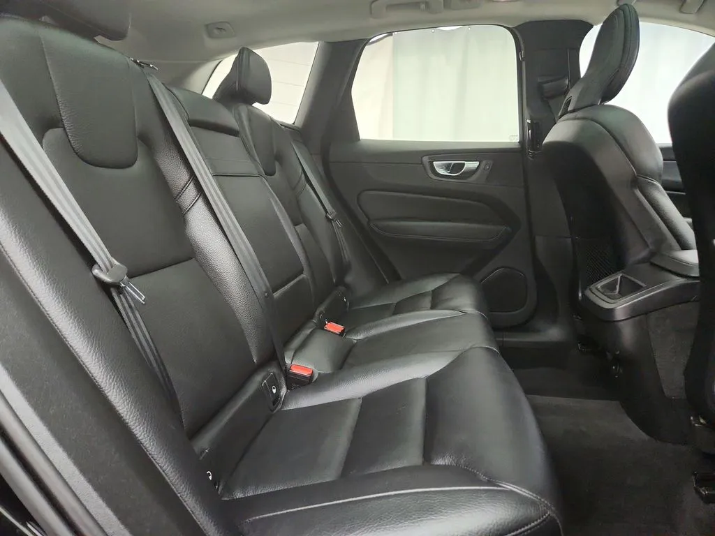 2022 Volvo XC60 Momentum - Photo 34