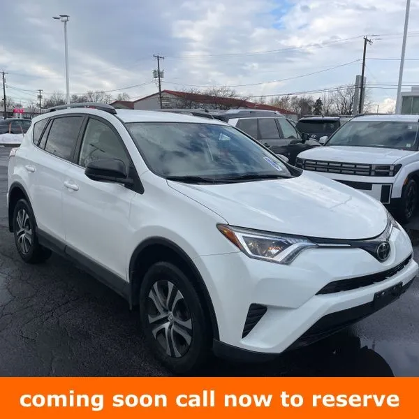White 2018 Toyota RAV4 LE for sale in Gurnee, IL