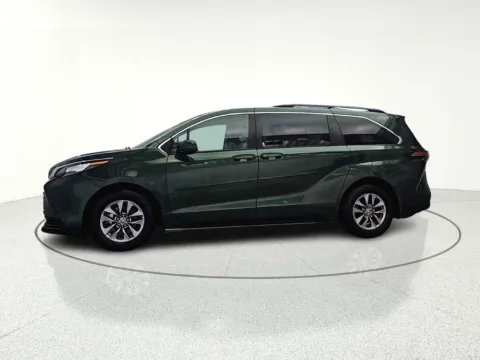 More photos of 2022 Toyota Sienna LE at CarWise Gurnee, IL