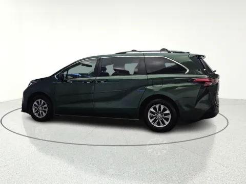 More photos of 2022 Toyota Sienna LE at CarWise Gurnee, IL
