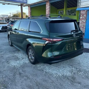 Photos of 2022 Toyota Sienna LE for sale in Gurnee, IL at CarWise Gurnee