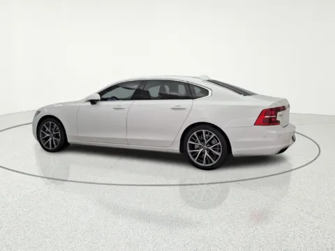 More photos of 2018 Volvo S90 T6 Momentum at CarWise Gurnee, IL