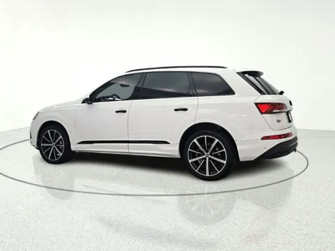 More photos of 2021 Audi Q7 55 Premium Plus at CarWise Gurnee, IL