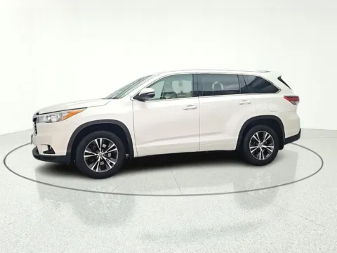 Another view of 2016 Toyota Highlander XLE V6 for sale in Gurnee, IL at CarWise Gurnee
