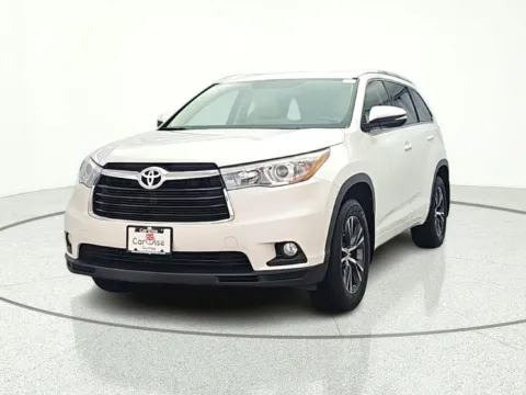 Photos of 2016 Toyota Highlander XLE V6 for sale in Gurnee, IL at CarWise Gurnee