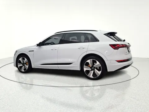 More photos of 2022 Audi e-tron Premium Plus at CarWise Gurnee, IL