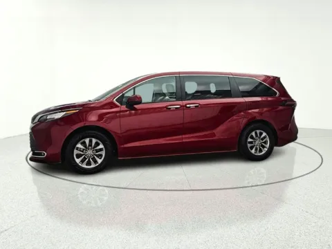 More photos of 2023 Toyota Sienna XLE at CarWise Gurnee, IL
