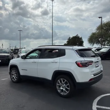 Photos of 2022 Jeep Compass Latitude Lux for sale in Gurnee, IL at CarWise Gurnee