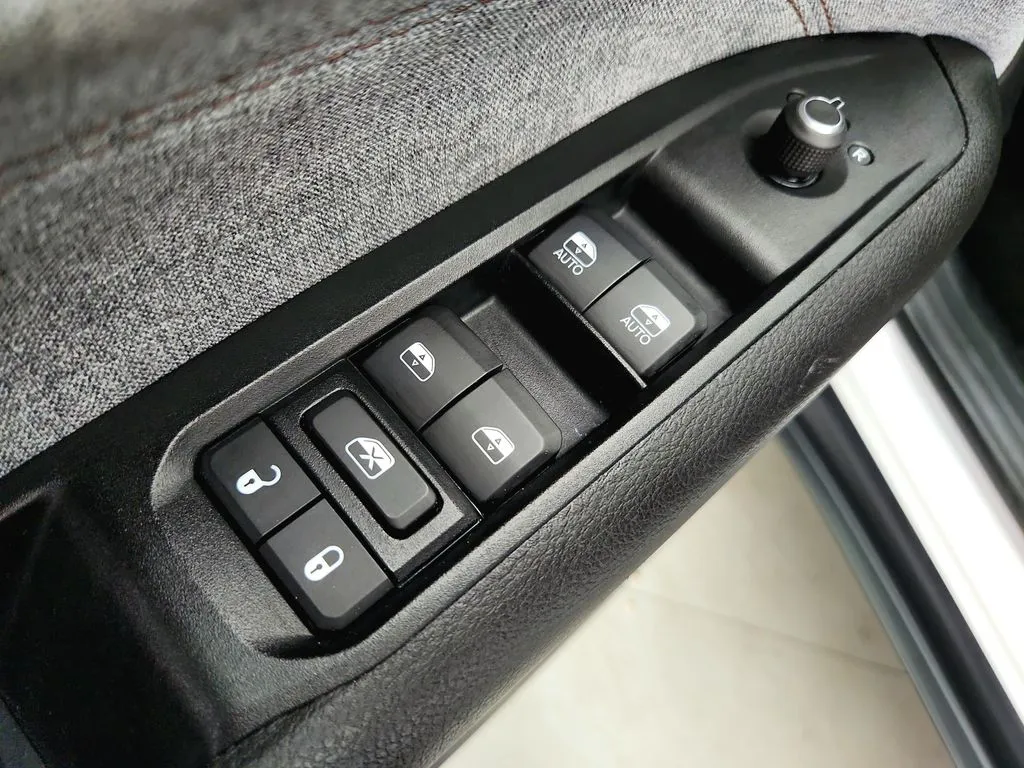 2022 Jeep Compass Latitude Lux - Photo 20