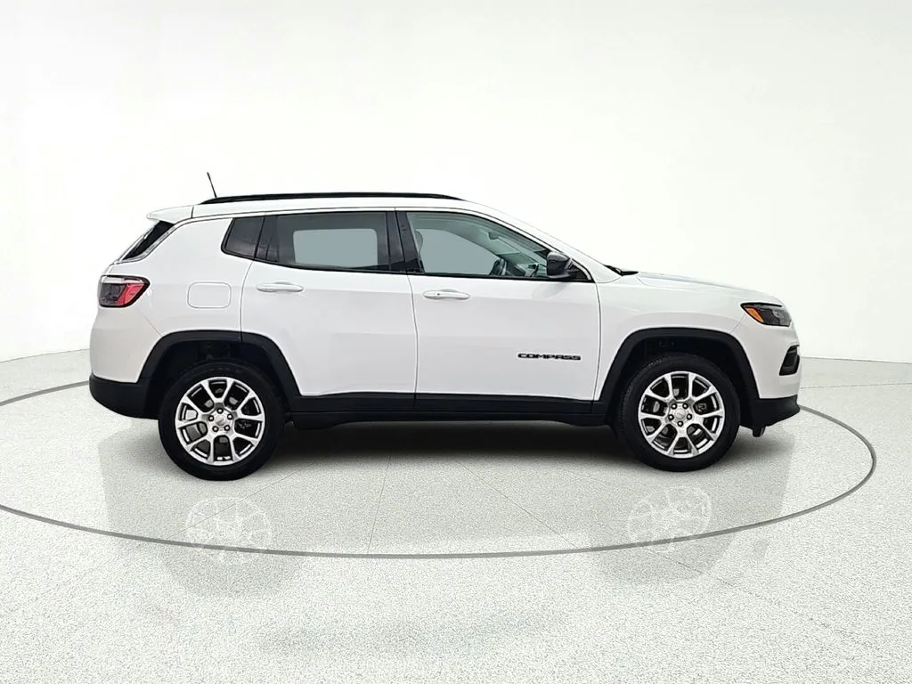 2022 Jeep Compass Latitude Lux - Photo 8