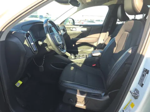 Another view of 2020 Volvo XC40 Momentum for sale in Gurnee, IL at CarWise Gurnee