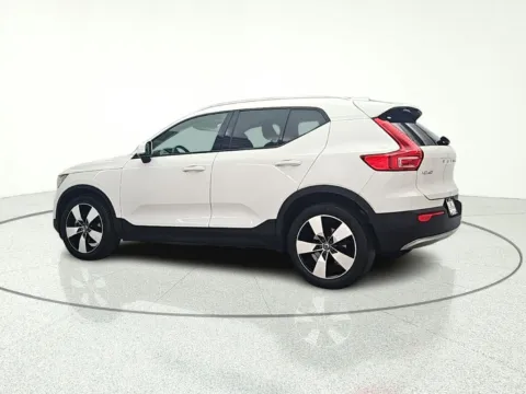 More photos of 2020 Volvo XC40 Momentum at CarWise Gurnee, IL