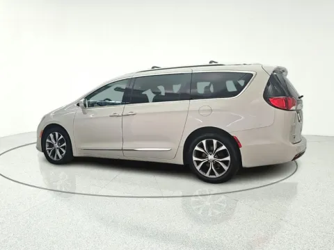 More photos of 2020 Chrysler Pacifica Limited at CarWise Gurnee, IL