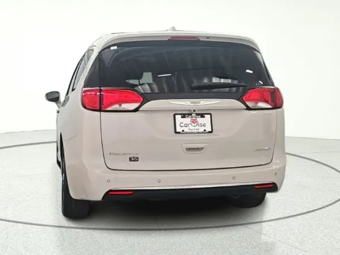 More photos of 2020 Chrysler Pacifica Limited at CarWise Gurnee, IL