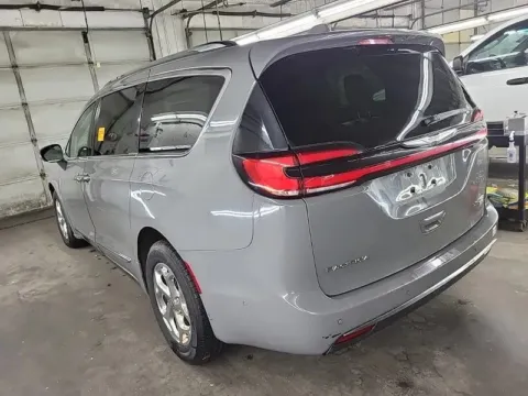 Photos of 2021 Chrysler Pacifica Limited for sale in Gurnee, IL at CarWise Gurnee