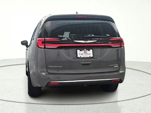 More photos of 2021 Chrysler Pacifica Limited at CarWise Gurnee, IL