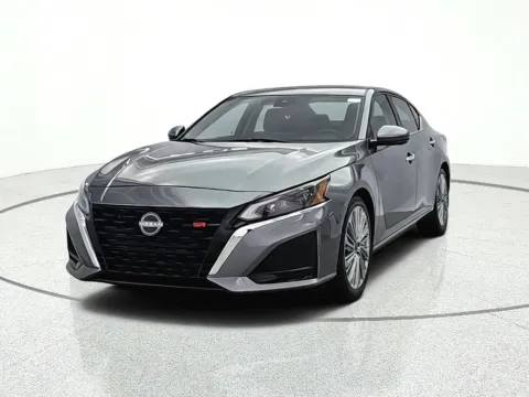 Photos of 2023 Nissan Altima 2.5 SL for sale in Gurnee, IL at CarWise Gurnee