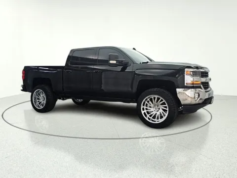 Photos of 2018 Chevrolet Silverado 1500 LT for sale in Gurnee, IL at CarWise Gurnee