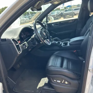 Another view of 2020 Porsche Cayenne for sale in Gurnee, IL at CarWise Gurnee