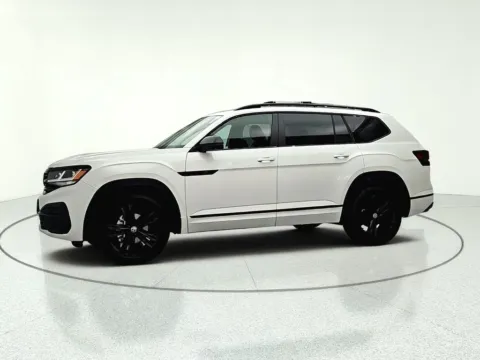 More photos of 2023 Volkswagen Atlas 3.6L V6 SEL R-Line at CarWise Gurnee, IL