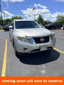 Silver 2014 Nissan Pathfinder SV for sale in Gurnee, IL