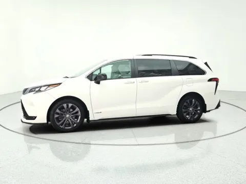 More photos of 2021 Toyota Sienna XSE at CarWise Gurnee, IL