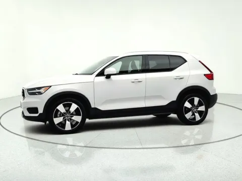 More photos of 2020 Volvo XC40 Momentum at CarWise Gurnee, IL