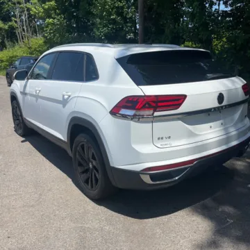 Photos of 2022 Volkswagen Atlas Cross Sport 3.6L V6 SE w/Technology for sale in Gurnee, IL at CarWise Gurnee