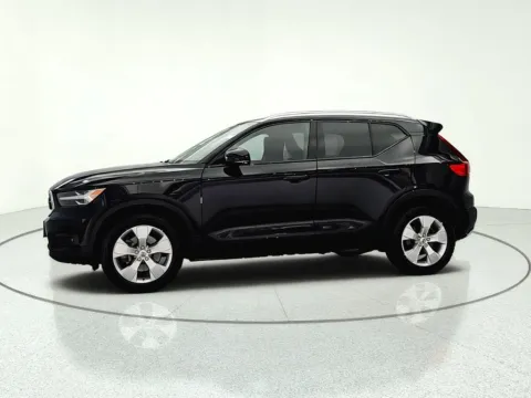 More photos of 2022 Volvo XC40 Momentum at CarWise Gurnee, IL