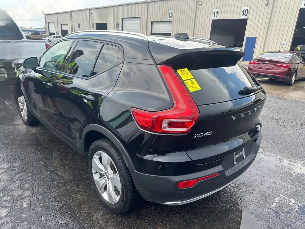 2022 Volvo XC40 Momentum - Photo 2