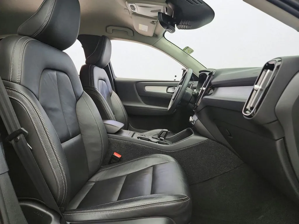 2022 Volvo XC40 Momentum - Photo 27