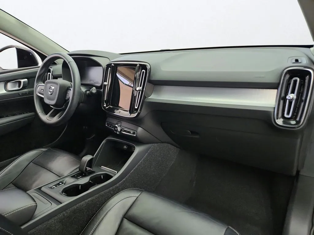 2022 Volvo XC40 Momentum - Photo 26
