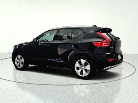 More photos of 2022 Volvo XC40 Momentum at CarWise Gurnee, IL