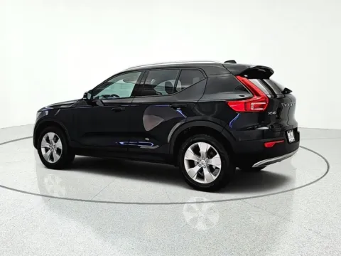 More photos of 2022 Volvo XC40 Momentum at CarWise Gurnee, IL