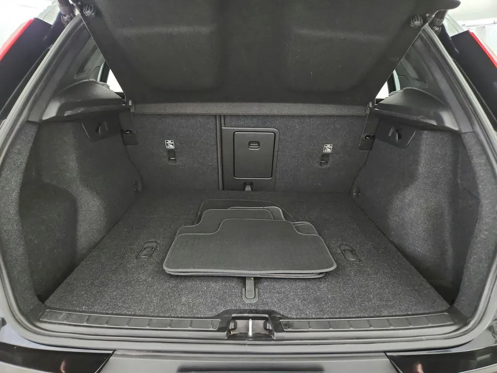 2022 Volvo XC40 Momentum - Photo 31