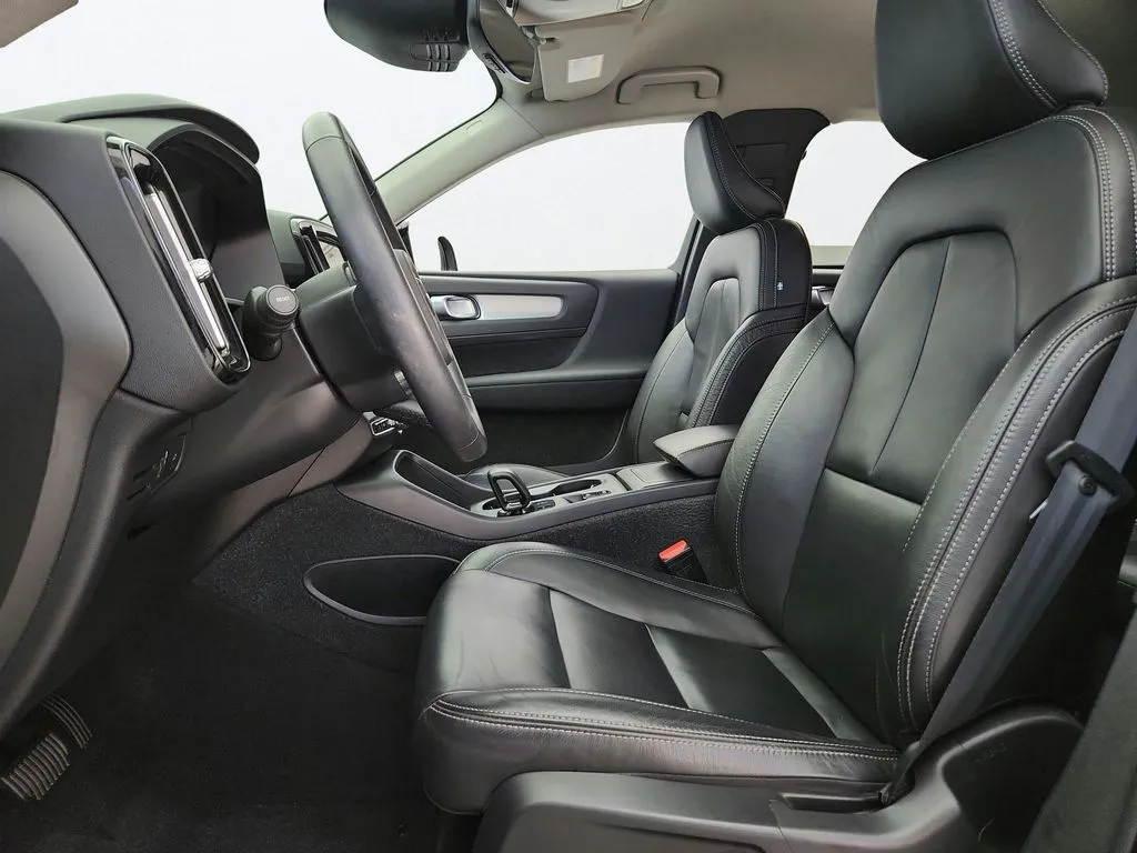 2022 Volvo XC40 Momentum - Photo 10