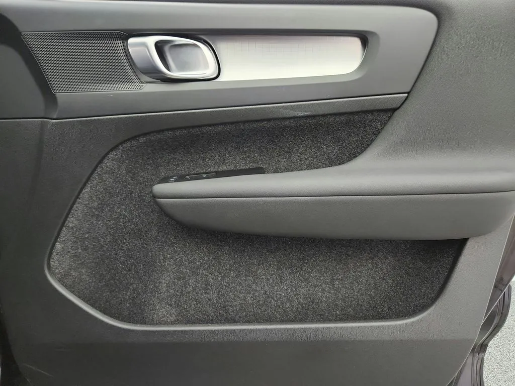 2022 Volvo XC40 Momentum - Photo 28