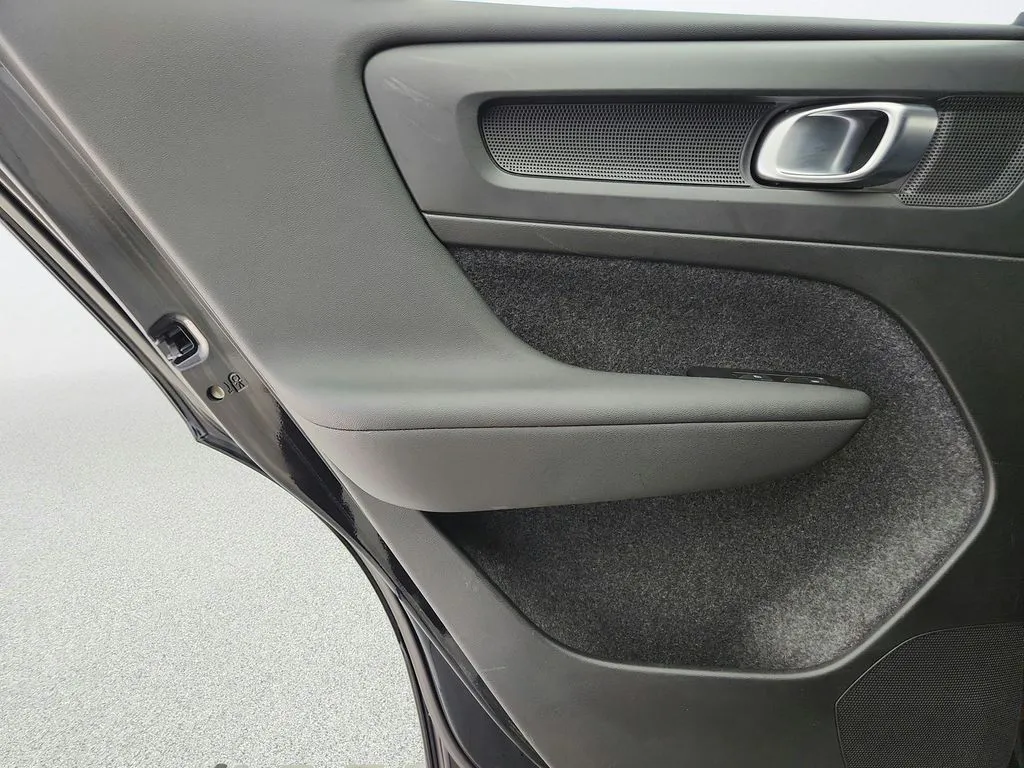 2022 Volvo XC40 Momentum - Photo 25