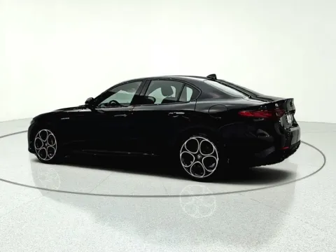 More photos of 2023 Alfa Romeo Giulia Veloce at CarWise Gurnee, IL