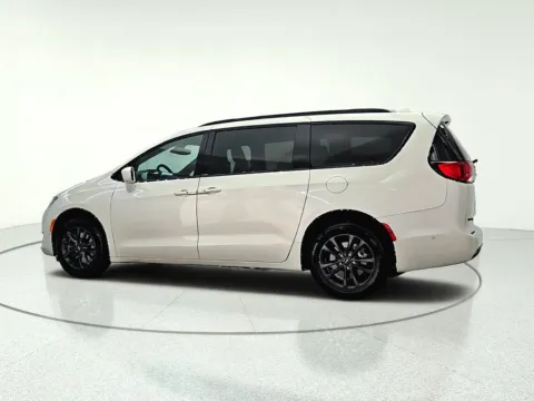 More photos of 2020 Chrysler Pacifica Launch Edition at CarWise Gurnee, IL