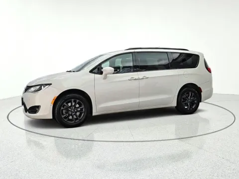 Another view of 2020 Chrysler Pacifica Launch Edition for sale in Gurnee, IL at CarWise Gurnee
