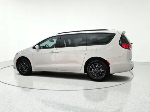 More photos of 2020 Chrysler Pacifica Launch Edition at CarWise Gurnee, IL