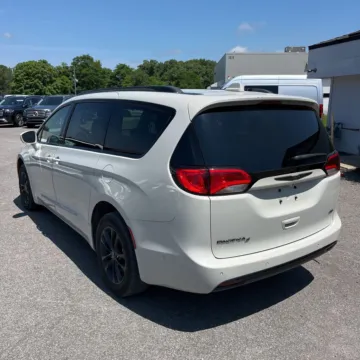 Photos of 2020 Chrysler Pacifica Launch Edition for sale in Gurnee, IL at CarWise Gurnee