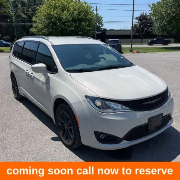 White 2020 Chrysler Pacifica Launch Edition for sale in Gurnee, IL