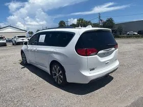 Photos of 2018 Chrysler Pacifica Limited for sale in Gurnee, IL at CarWise Gurnee