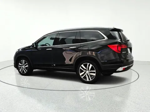 More photos of 2016 Honda Pilot Touring at CarWise Gurnee, IL