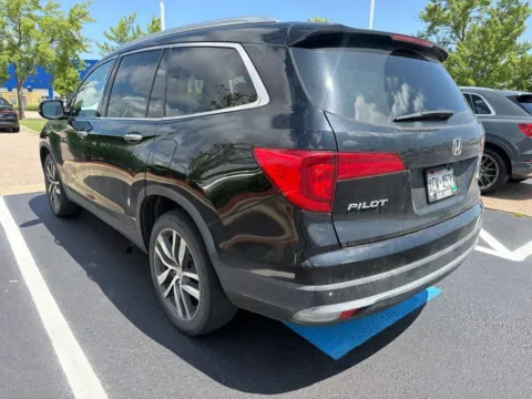 Photos of 2016 Honda Pilot Touring for sale in Gurnee, IL at CarWise Gurnee