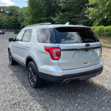 Photos of 2017 Ford Explorer XLT for sale in Gurnee, IL at CarWise Gurnee